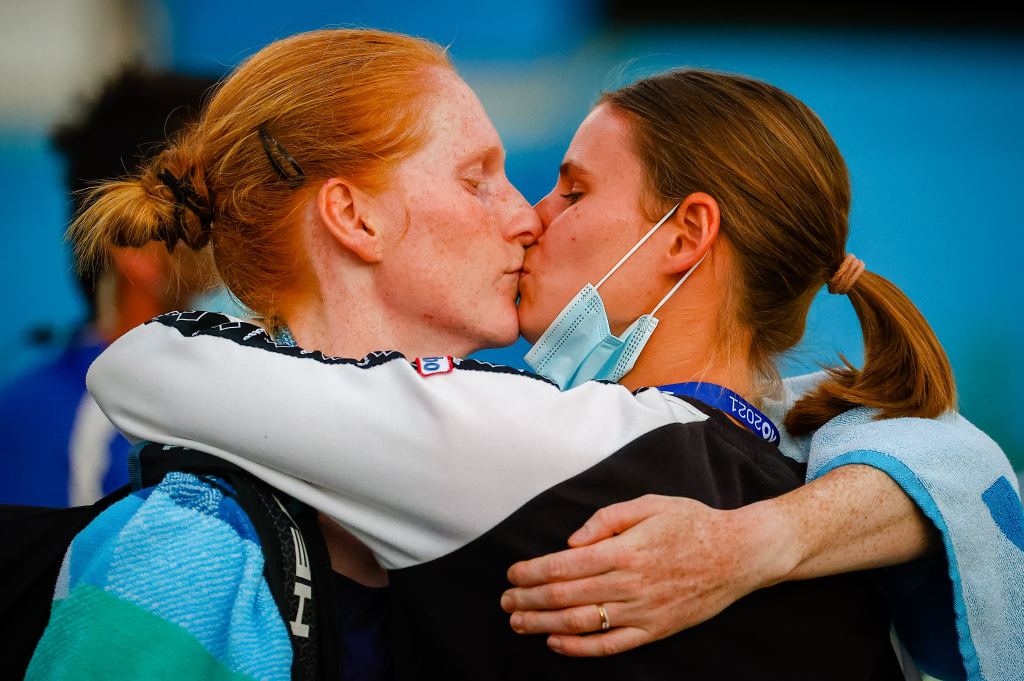 Alison Van Uytvanck félicite Greet Minnen après avoir remporté un match de tennis avec un baiser.