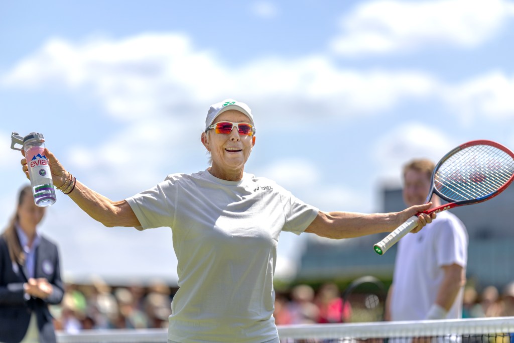 Martina Navratilova lors du tournoi à la ronde des doubles invitations mixtes lors du championnat de tennis sur gazon de Wimbledon