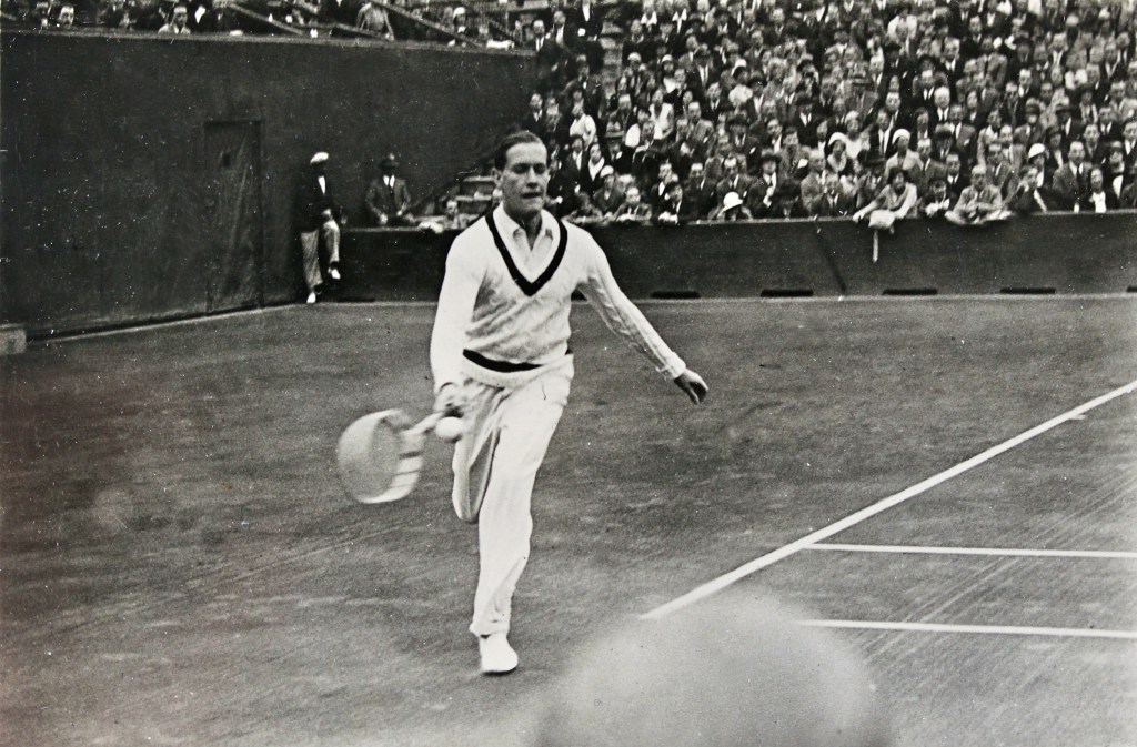 Gottfried von Cramm jouant au tennis