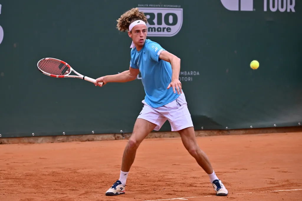 Mika Brunold joue au tennis en 2025