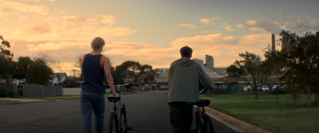 Lévitique encore : deux garçons poussant des vélos au coucher du soleil