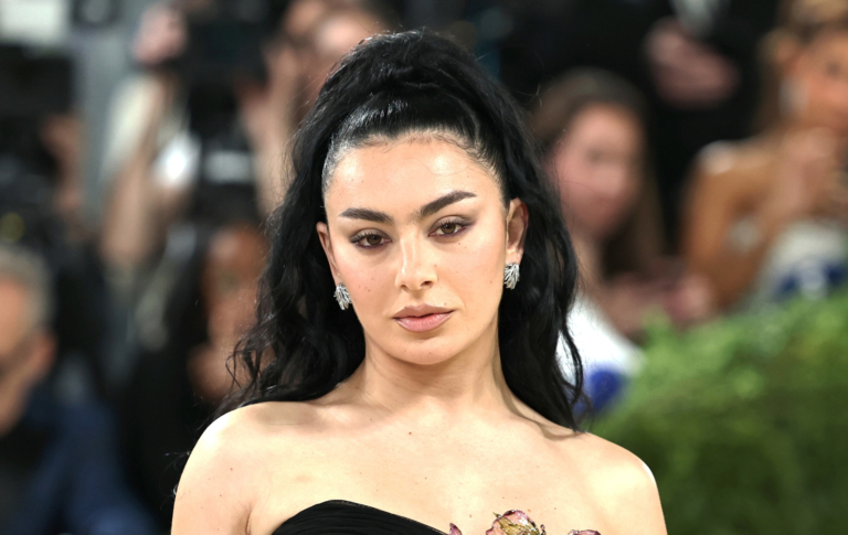 Charli XCX révèle qu'elle est dans le « pire endroit mentalement » avant le nouvel album Charli xcx attends the 2026 Met Gala