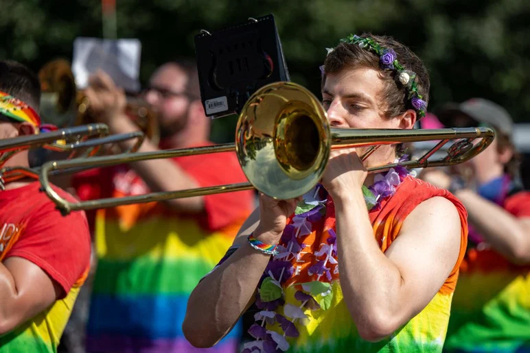 Les participants défilent dans le centre-ville d'Indianapolis lors de l'Indy Pride Parade le samedi 13 juin 2026. L'événement annuel rassemble des organisations LGBTQ+, des groupes communautaires, des entreprises, des artistes et des alliés dans l'une des plus grandes célébrations de la communauté LGBTQ+ de la ville.