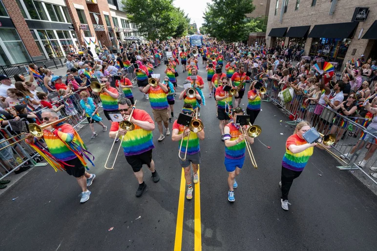 Les participants défilent dans le centre-ville d'Indianapolis lors de l'Indy Pride Parade le samedi 13 juin 2026. L'événement annuel rassemble des organisations LGBTQ+, des groupes communautaires, des entreprises, des artistes et des alliés dans l'une des plus grandes célébrations de la communauté LGBTQ+ de la ville.