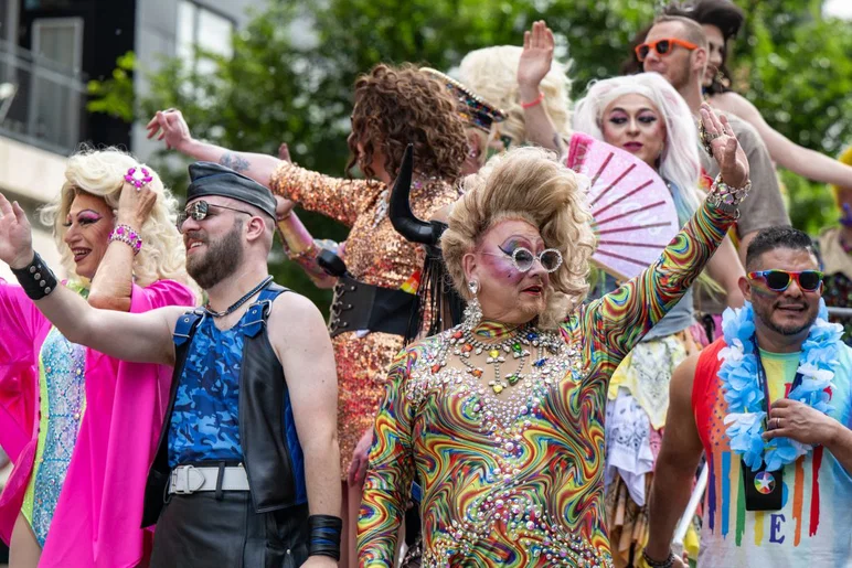 Les participants défilent dans le centre-ville d'Indianapolis lors de l'Indy Pride Parade le samedi 13 juin 2026. L'événement annuel rassemble des organisations LGBTQ+, des groupes communautaires, des entreprises, des artistes et des alliés dans l'une des plus grandes célébrations de la communauté LGBTQ+ de la ville.