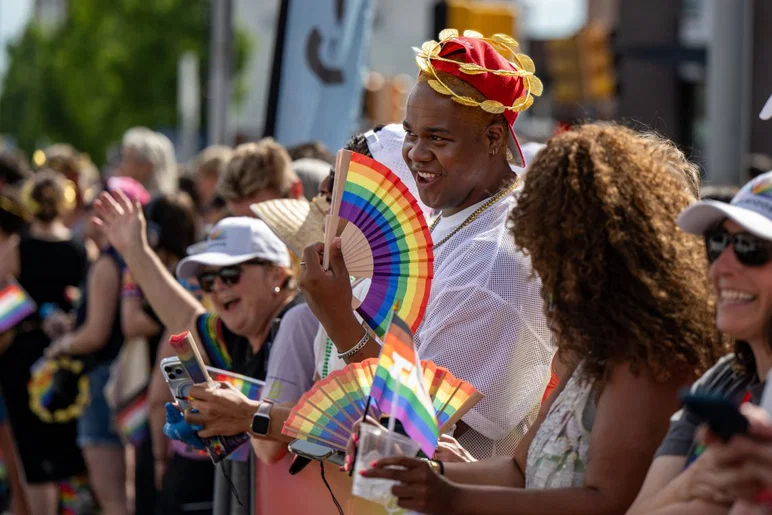 Les participants défilent dans le centre-ville d'Indianapolis lors de l'Indy Pride Parade le samedi 13 juin 2026. L'événement annuel rassemble des organisations LGBTQ+, des groupes communautaires, des entreprises, des artistes et des alliés dans l'une des plus grandes célébrations de la communauté LGBTQ+ de la ville.