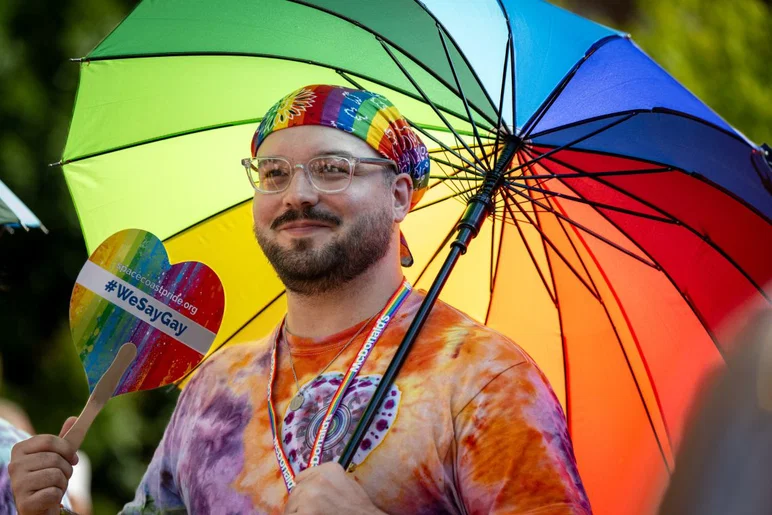 Les participants défilent dans le centre-ville d'Indianapolis lors de l'Indy Pride Parade le samedi 13 juin 2026. L'événement annuel rassemble des organisations LGBTQ+, des groupes communautaires, des entreprises, des artistes et des alliés dans l'une des plus grandes célébrations de la communauté LGBTQ+ de la ville.