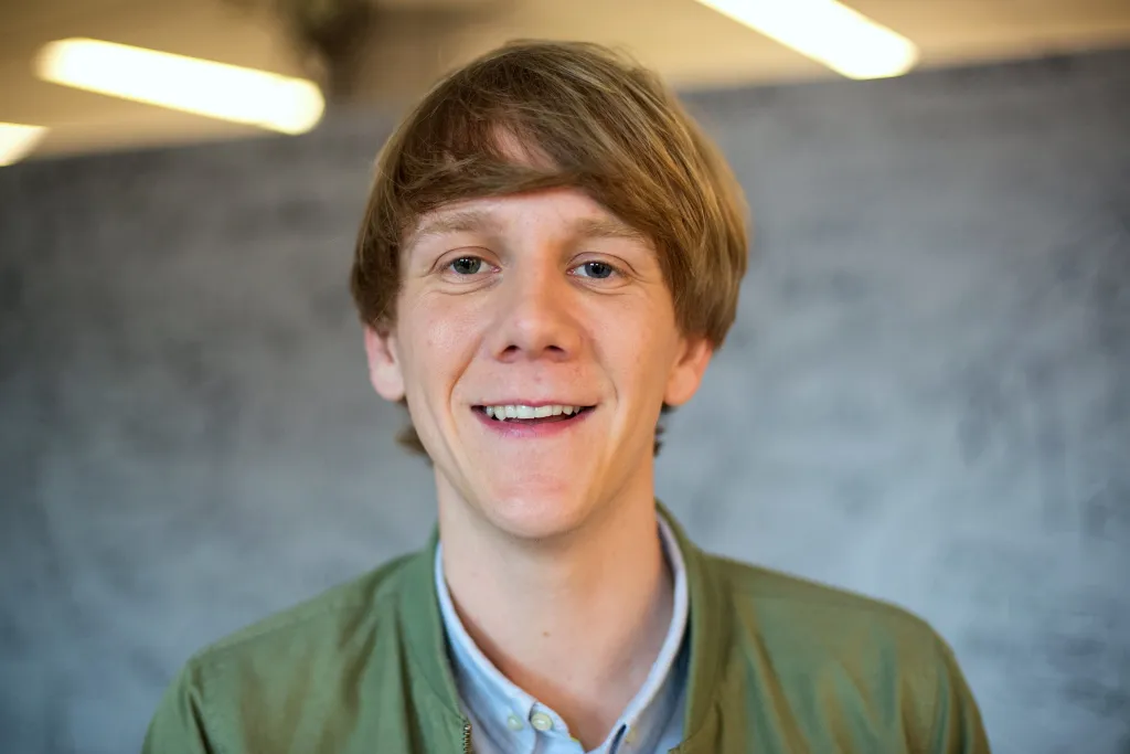 Le comédien Josh Thomas a reçu un diagnostic d'autisme à 33 ans