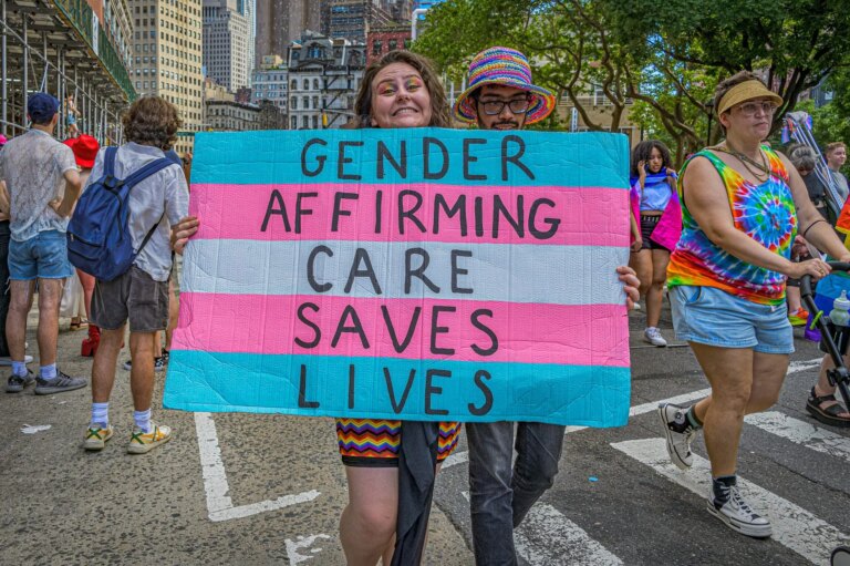 La NYC Pride est invitée à interdire les hôpitaux qui ont cessé de fournir des soins aux enfants trans Participants at New York City pride