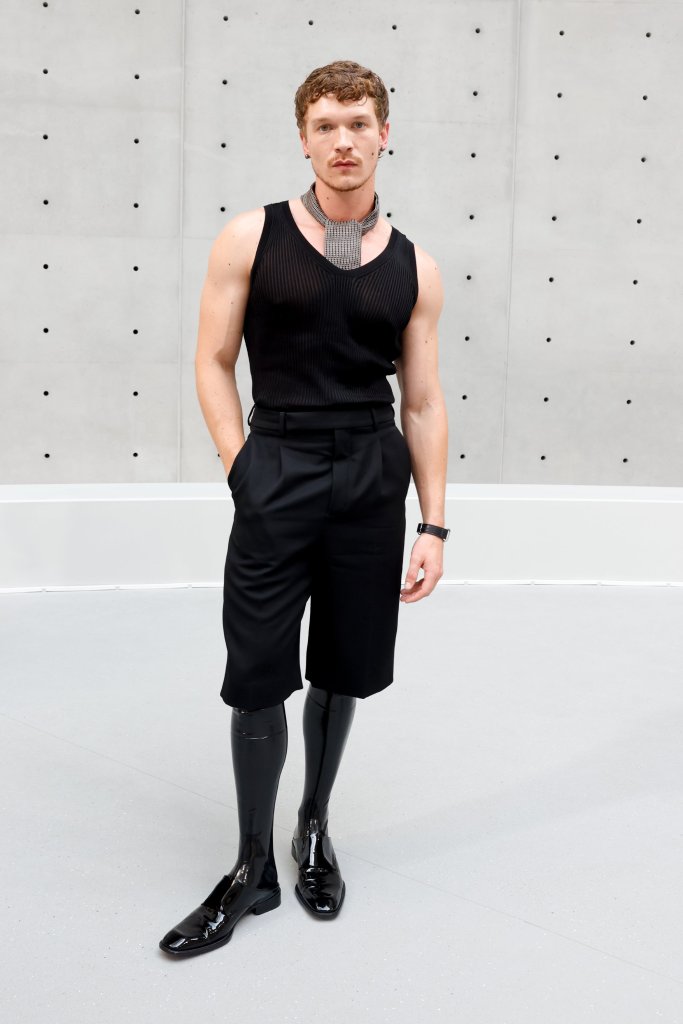 connor storrie à saint laurent pour la fashion week de paris