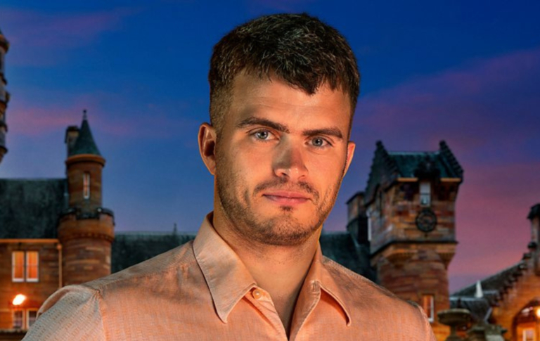 La star des traîtres qui a subi une thérapie de conversion soutient l'interdiction britannique : « Vous n'êtes pas brisé » Matthew stood in front of The Traitors castle in a light pink shirt