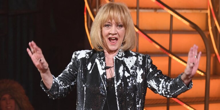L'icône de Corrie, Amanda Barrie, « pensait qu'elle serait défoncée » lorsqu'elle est sortie bi Amanda Barrie