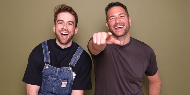 Rencontrez le groupe de soutien pour hommes (pour la plupart hétérosexuels) qui prouve leur alliance lors de cette fierté Shoulder To Shoulder founders Dan and Tom