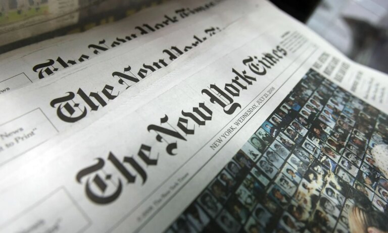Une étude affirme que le New York Times a contribué à créer une controverse politique sur les droits des trans A set of New York Times newspapers.