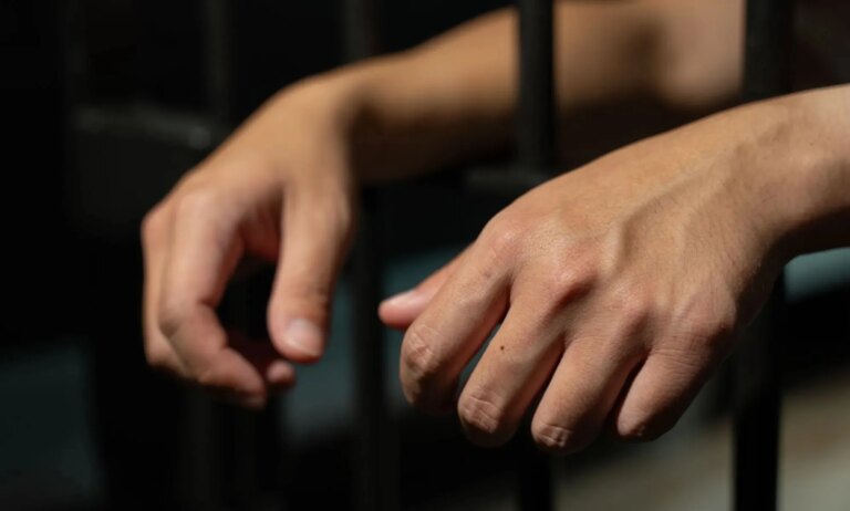 Un pasteur qui a déclaré que les livres LGBTQ+ nuisaient aux enfants emprisonnés pour crimes sexuels contre des mineurs a man in prison