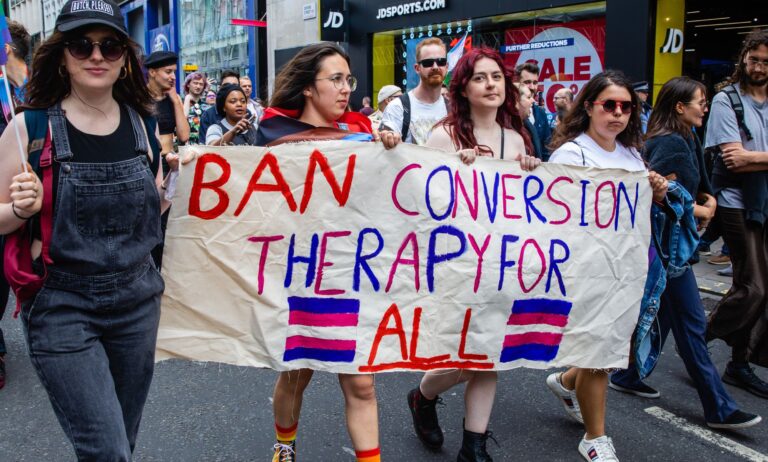 Le gouvernement britannique publie un projet de loi inclusif pour les trans afin d’interdire les thérapies de conversion Conversion therapy protest