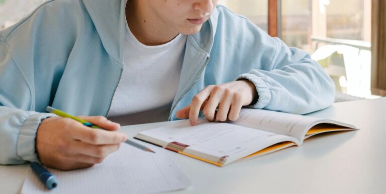 Le guide de révision espagnol du GCSE qualifié d'« endoctrinement » pour un exemple des droits des trans a teen using a revision guide