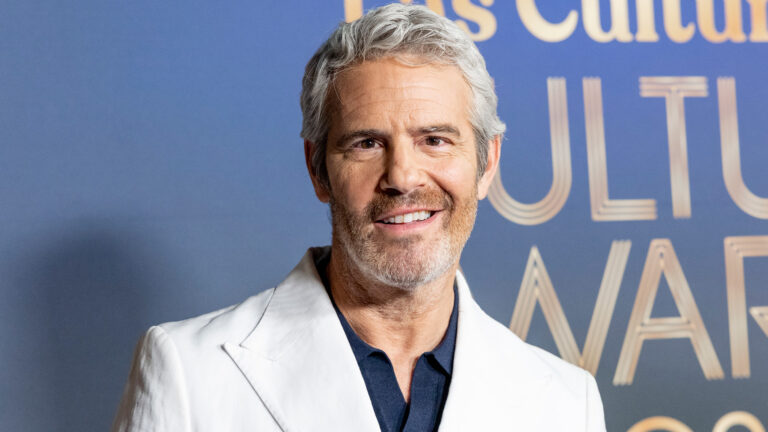 Andy Cohen révèle qu'il a rencontré son petit-ami de rêve lors d'une fête qu'il a presque manquée Logo