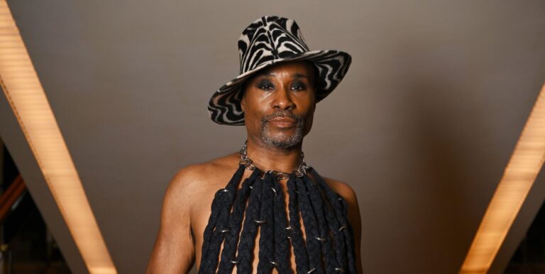 Billy Porter dit avoir embauché un « professionnel » pour lui apprendre à descendre Billy Porter poses in a hat and fringe vest in May 2025.