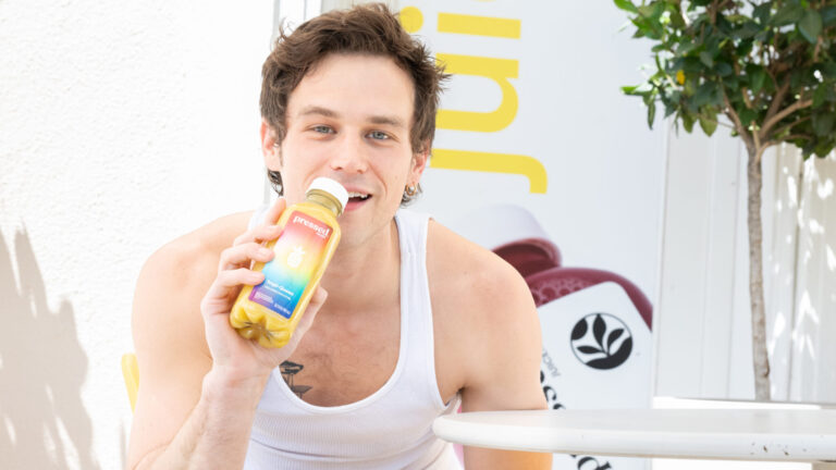 Brandon Flynn parle franchement de la fierté, de la santé mentale et des raisons pour lesquelles la visibilité queer est « toujours politique » (exclusif) Brandon Flynn parle franchement de la fierté, de la santé mentale et des raisons pour lesquelles la visibilité queer est « toujours politique » (exclusif)