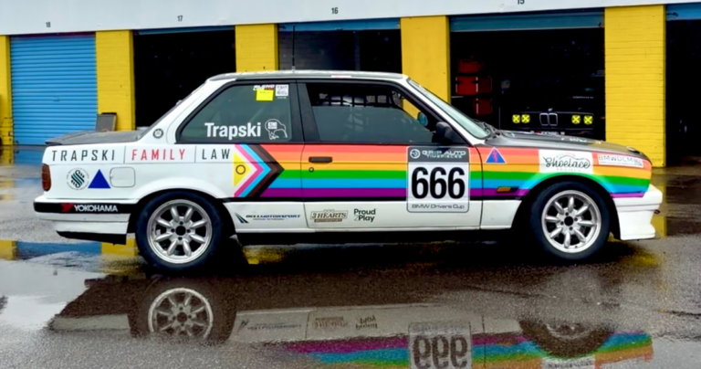 Comment ce pilote de course est passé du statut de commissaire de drapeau à la création d'une équipe de course entièrement LGBTQ+ Comment ce pilote de course est passé du statut de commissaire de drapeau à la création d'une équipe de course entièrement LGBTQ+