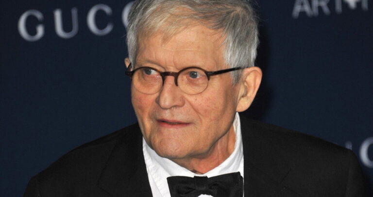 David Hockney, artiste gay pionnier connu pour ses œuvres lumineuses et ludiques, décède à 88 ans David Hockney, artiste gay pionnier connu pour ses œuvres lumineuses et ludiques, décède à 88 ans
