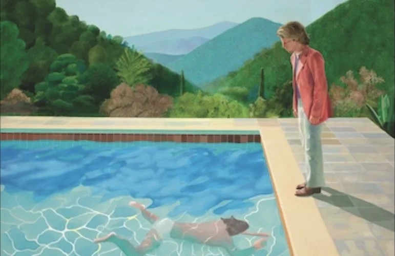 Une peinture d’un homme dans une piscine et d’un homme vêtu d’un blazer rose debout au bord de la piscine et le regardant. Les collines vertes se fondent progressivement dans le fond du ciel bleu