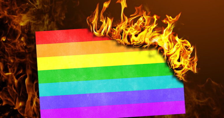 Des suspects arrêtés pour avoir brûlé le drapeau de la fierté de l'école alors que les crimes haineux montent en flèche Des suspects arrêtés pour avoir brûlé le drapeau de la fierté de l'école alors que les crimes haineux montent en flèche