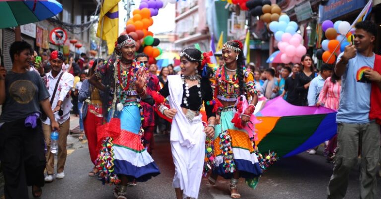 La Cour suprême du Népal se prononce en faveur de l'égalité du mariage, une énorme victoire pour les droits LGBTQ+ Défilé de la fierté du Népal.