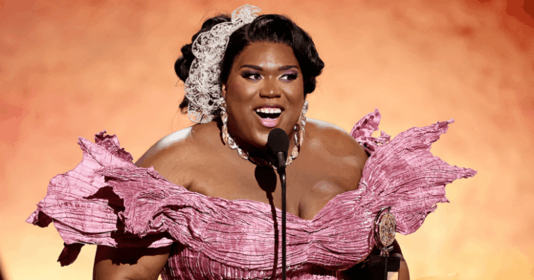 La costumière Qween Jean devient la première personne trans à remporter un Tony Award Qween Jean reçoit un prix aux Tony Awards