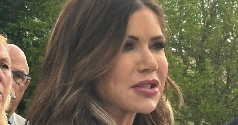 La cruelle Kristi Noem dit que ce n'est pas son problème si un coiffeur gay qu'elle a envoyé dans un camp de prisonniers est mort La cruelle Kristi Noem dit que ce n'est pas son problème si un coiffeur gay qu'elle a envoyé dans un camp de prisonniers est mort