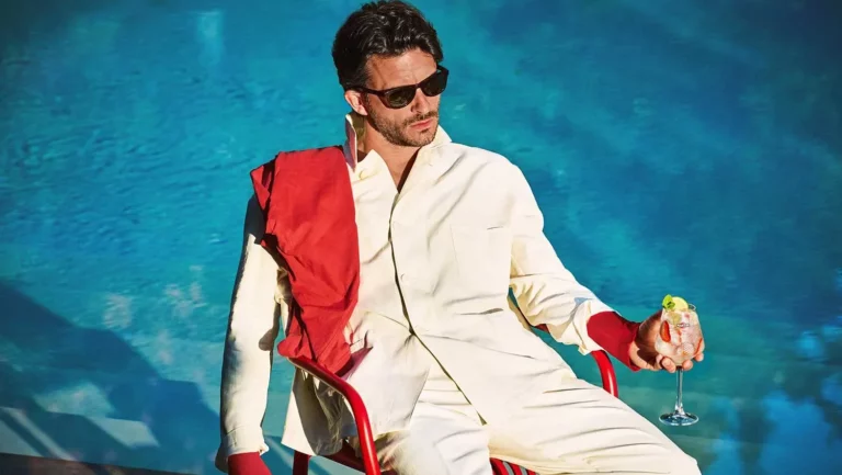 La nouvelle campagne Martini de Jonathan Bailey ressemble à une romance estivale à laquelle vous souhaitez participer Logo