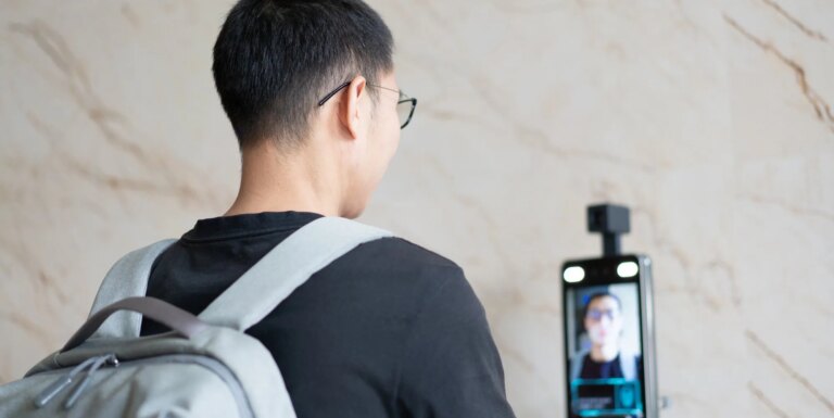 La panique queer éclate alors que des scanners de visages IA sont installés dans les bars gays de San Francisco La panique queer éclate alors que des scanners de visages IA sont installés dans les bars gays de San Francisco
