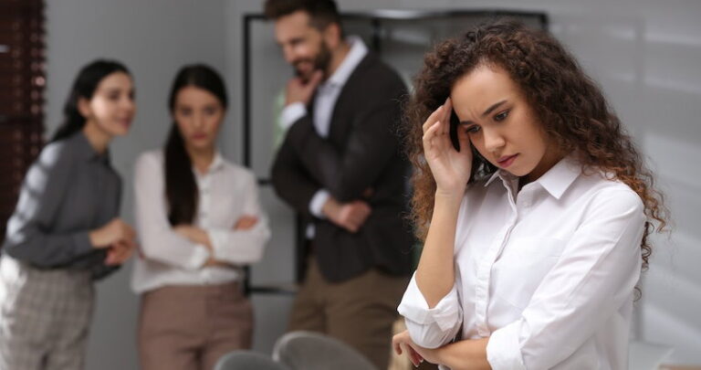 La plupart des personnes LGBTQ+ disent qu'elles se cachent davantage au travail alors que les entreprises américaines rappellent leur soutien La plupart des personnes LGBTQ+ disent qu'elles se cachent davantage au travail alors que les entreprises américaines rappellent leur soutien