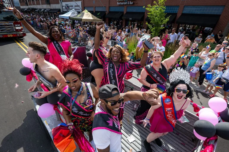 Les participants défilent dans le centre-ville d'Indianapolis lors de l'Indy Pride Parade le 13 juin 2026. L'événement annuel rassemble des organisations LGBTQ+, des groupes communautaires, des entreprises, des artistes et des alliés dans l'une des plus grandes célébrations de la communauté LGBTQ+ de la ville.