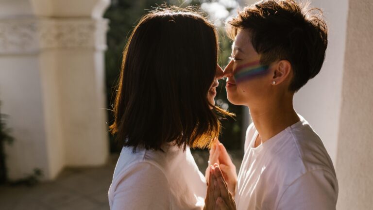 Les entremetteurs queer disent que la plupart des célibataires font ces 6 erreurs de rencontres de fierté Logo