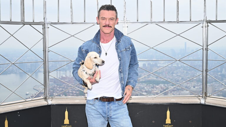 Luke Evans illumine l'Empire State Building pour la fierté de New York avec un message puissant aux jeunes LGBTQ+ Logo
