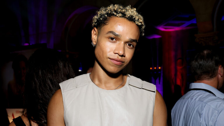 Miles Gutierrez-Riley parle de sa chimie à l'écran avec Billie Lourd dans « That Friend » (Exclusif) Logo