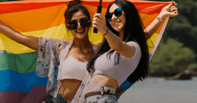 Plus des deux tiers des personnes LGBTQ+ restent dans le placard en voyage, selon une enquête La majorité des personnes LGBTQ+ restent discrètes à l’étranger, selon une nouvelle enquête. (Envato)