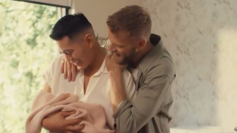 Scott Hoying et Mark Hoying accueillent une petite fille avec un nom délicieusement théâtral Logo