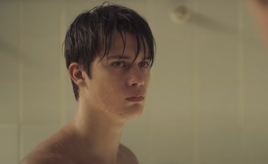 Nicholas Galitzine dans le rôle du joueur de rugby gay enfermé Conor Masters dans le film Handsome Devil de 2016