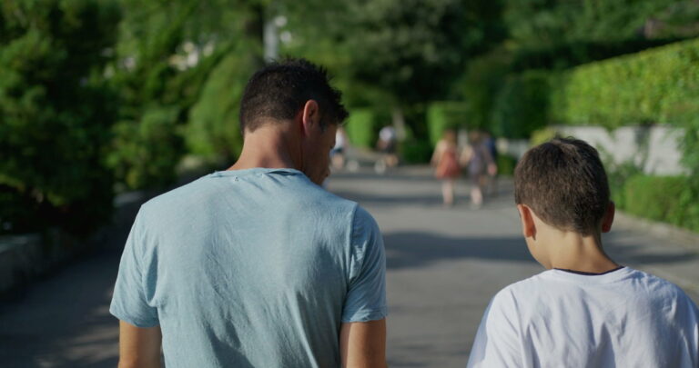 Un père gay devient viral pour sa réflexion honnête sur l'éducation d'un fils hétéro Un père gay devient viral pour sa réflexion honnête sur l'éducation d'un fils hétéro