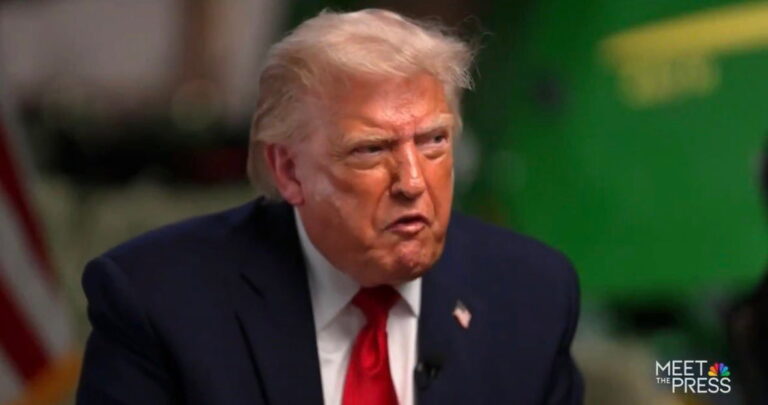 Un rapport explosif détaille la « panique » de la Maison Blanche pour cacher les fichiers d'Epstein et en protéger Trump Un rapport explosif détaille la « panique » de la Maison Blanche pour cacher les fichiers d'Epstein et en protéger Trump