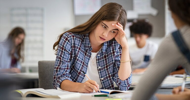 Une école a licencié un enseignant intersexe parce qu’un parent pensait qu’il était trans. Maintenant, il riposte. Une école a licencié un enseignant intersexe parce qu’un parent pensait qu’il était trans. Maintenant, il riposte.
