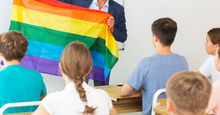 Une école licencie un professeur d'art après qu'un étudiant se soit plaint d'un devoir lié aux homosexuels Une école licencie un professeur d'art après qu'un étudiant se soit plaint d'un devoir lié aux homosexuels