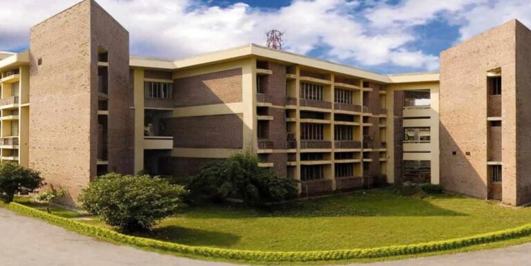 Une université du Bangladesh condamnée car des étudiants auraient été expulsés et remis à la police pour homosexualité présumée Une université du Bangladesh condamnée car des étudiants auraient été expulsés et remis à la police pour homosexualité présumée