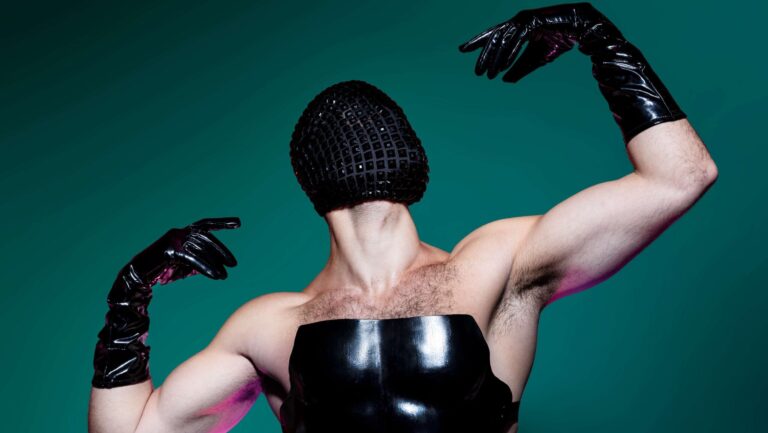 Violet Chachki présente le numéro 2 d'ICONIQA et la culture queer n'a jamais été aussi belle Logo