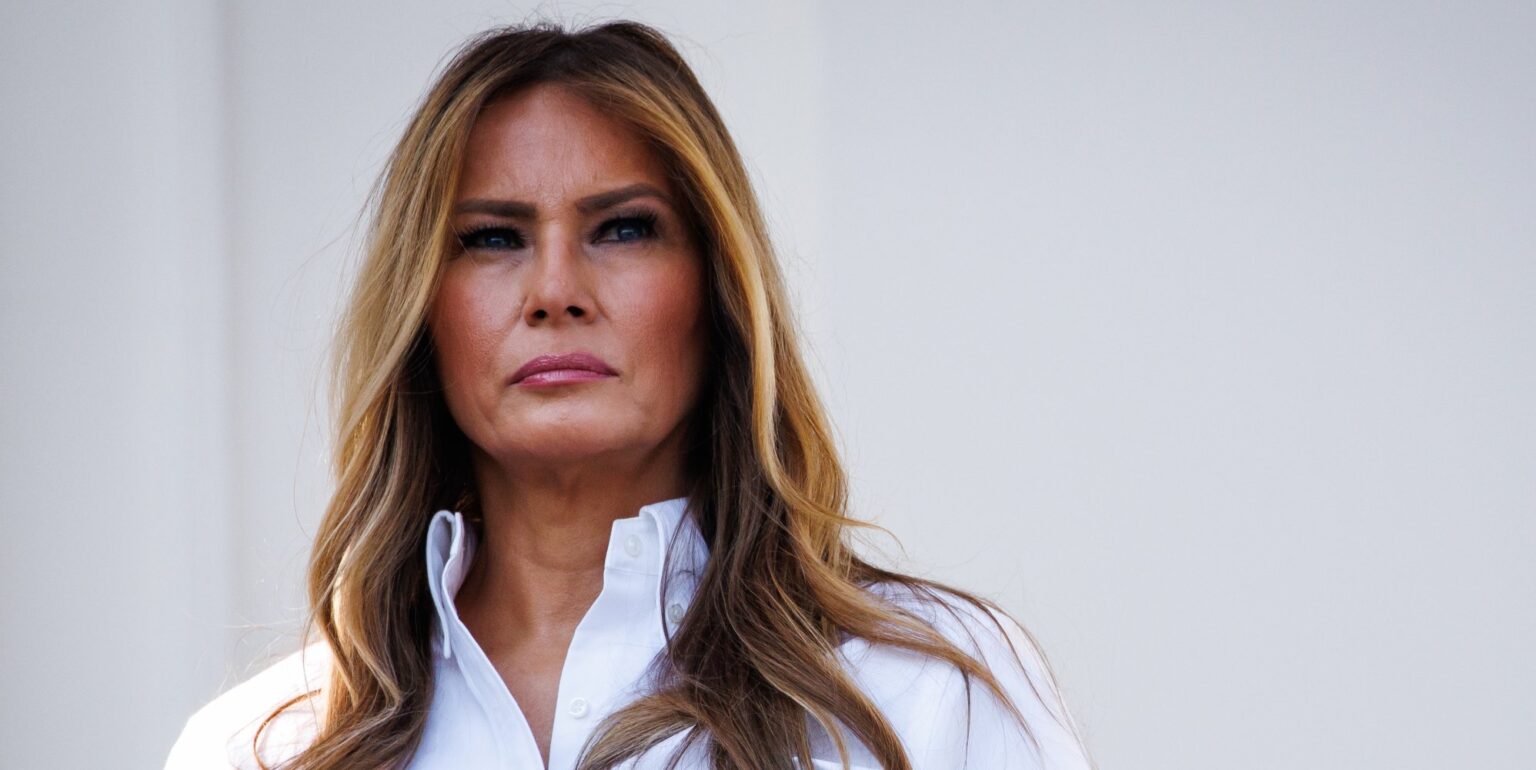Melania Trump dit qu'elle soutient à la fois la communauté LGBTQ+ et l'interdiction des sports trans Melania Trump