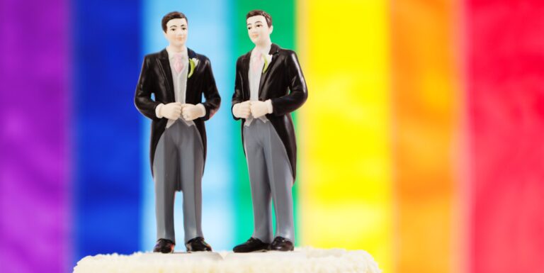 76 % des adultes britanniques soutiennent le mariage homosexuel, selon un sondage gay wedding cake