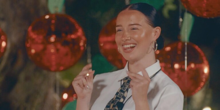 Le casting de I Kissed A Girl parle du « chaos lesbien », de tristes adieux et d'une représentation non binaire Kayleigh on I Kissed A Girl